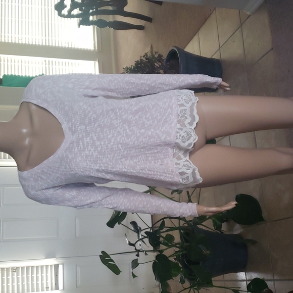 Jessica Simpson M ribbed vneck clouds floating by pattern scalloped lace trim - Picture 2 of 9